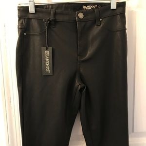 BlankNYC NWT faux leather mid-rise skinny jeans.